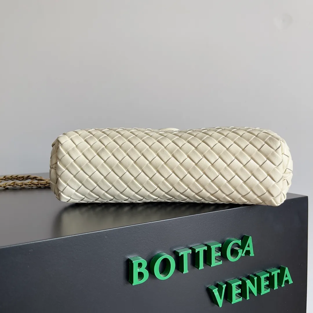 Batch 1880 BOTTEGA VENETA LAUREN 1980 small clutch bag is new! The small size that many people squat on is finally here. The self-adjustable zipper is a highlight of this bag. After being removed, it can be used as a handbag for important occasions. One bag unlocks two carrying methods at the same time. It is practical and has a unique sense of structure and beautiful lines. It is more elegant than a small cloud. It is a tribute to the classics and the pursuit of modernity. Style number: 804038 Size: 27*15*8cm